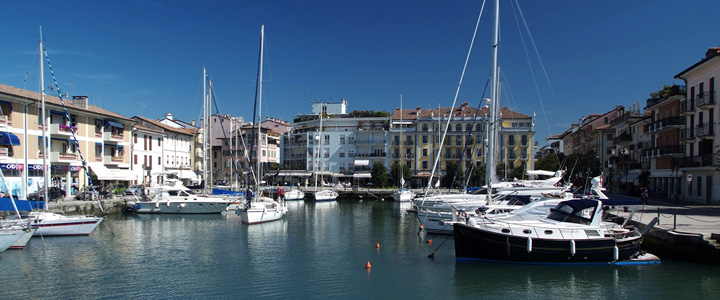 Heller Behandlungsraum von Medworld mit schwarzen Akzenten; im Fokus eine weiß graue Liege.